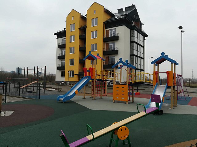 Детский игровой городок с горками и качелями
