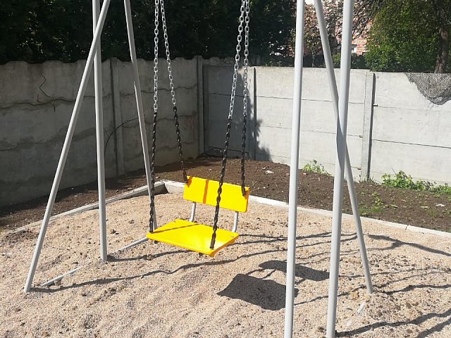 Детские уличные качели на металлических стойках