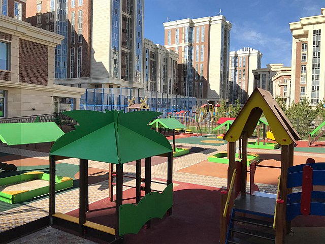 Детский домик и песочница под крышей